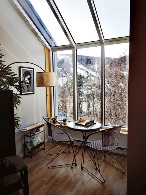 Condo Sur 2 Niveaux Avec Magnifique Vue Sur La Montagne Стонгем Екстер'єр фото